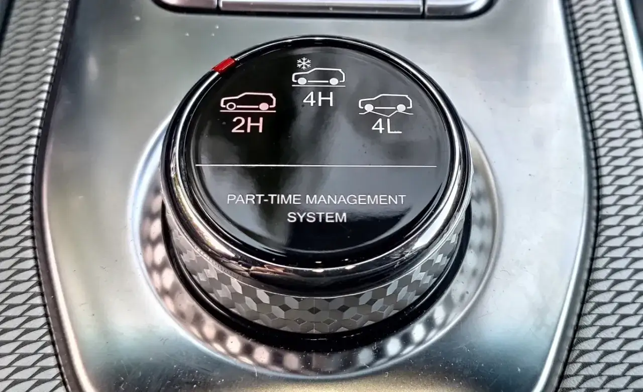 Pokrętło systemu zarządzania napędem: 2H (napęd na 2 koła), 4H (napęd na 4 koła, na śnieg) i 4L (napęd na 4 koła, terenowy).