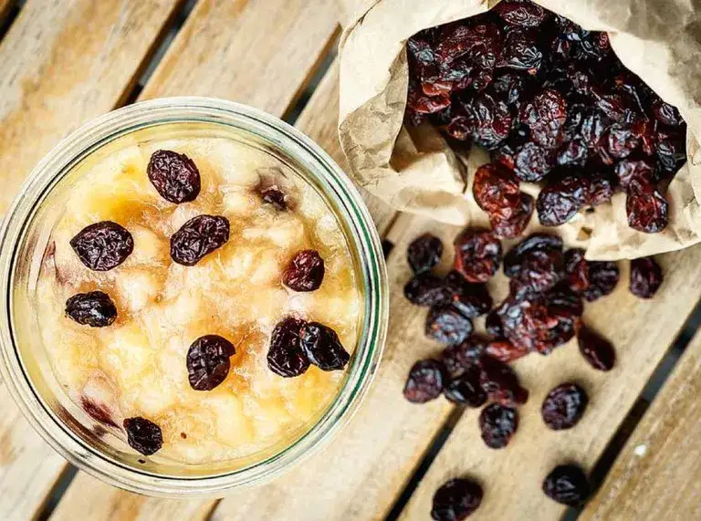 Jak zrobić sos żurawinowy z suszonej żurawiny – prosty przepis krok po kroku