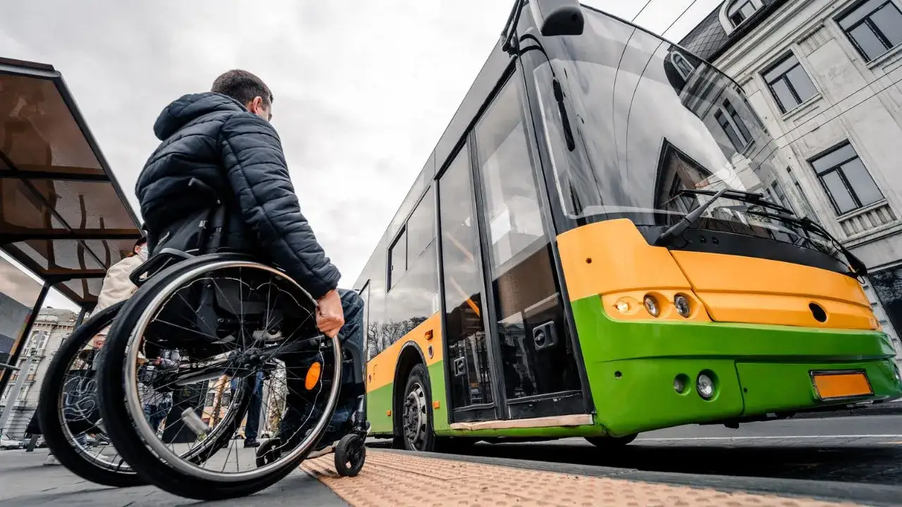 Czy opiekun osoby niepełnosprawnej płaci za bilet autobusowy? Sprawdź zasady