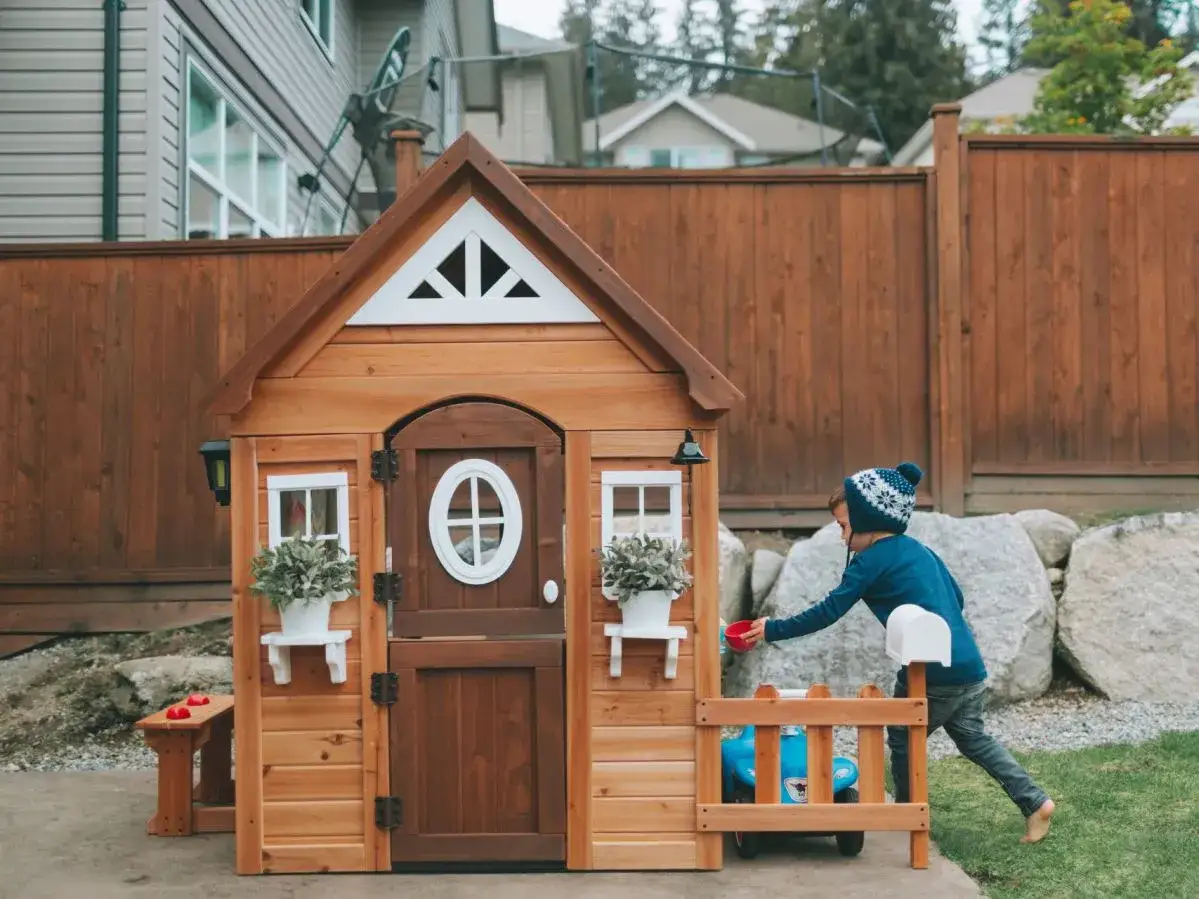 Jak wybrać idealny drewniany domek dla dziecka? Poradnik eksperta