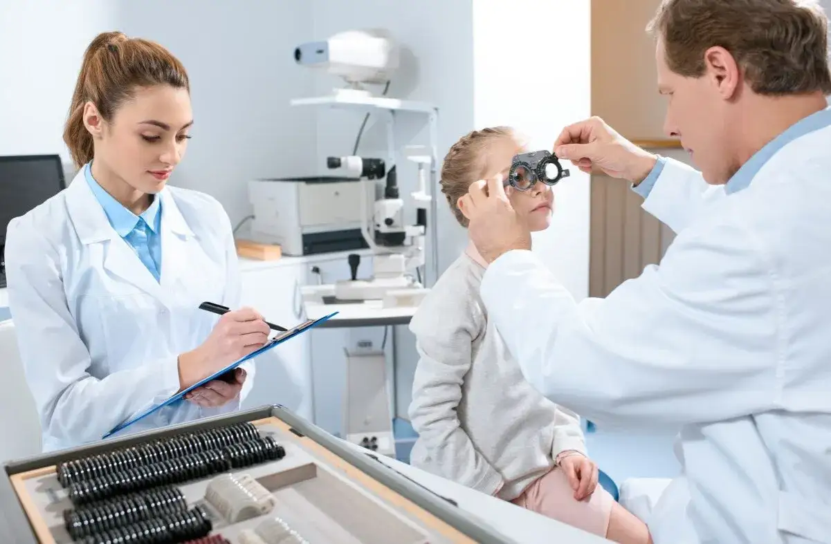 Kiedy pierwsza wizyta u okulisty? Kluczowe informacje dla rodziców