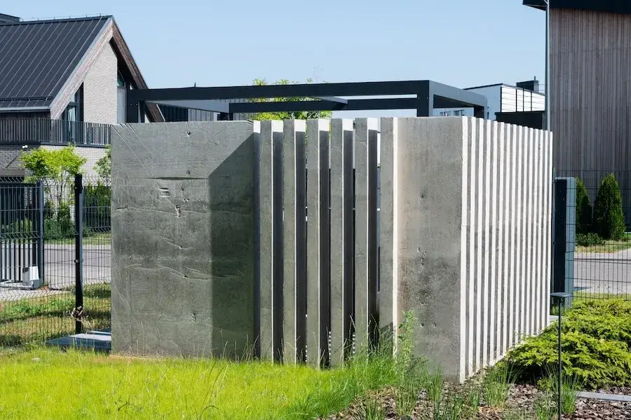 Jak zrobić ogrodzenie z betonu architektonicznego - uniknij najczęstszych błędów
