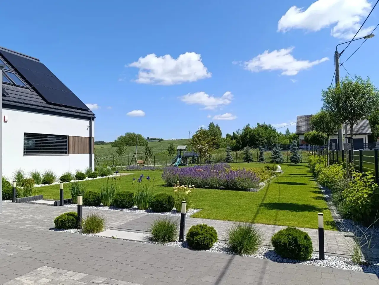 Jakie kwiaty wzdłuż chodnika - piękne rośliny, które ożywią przestrzeń