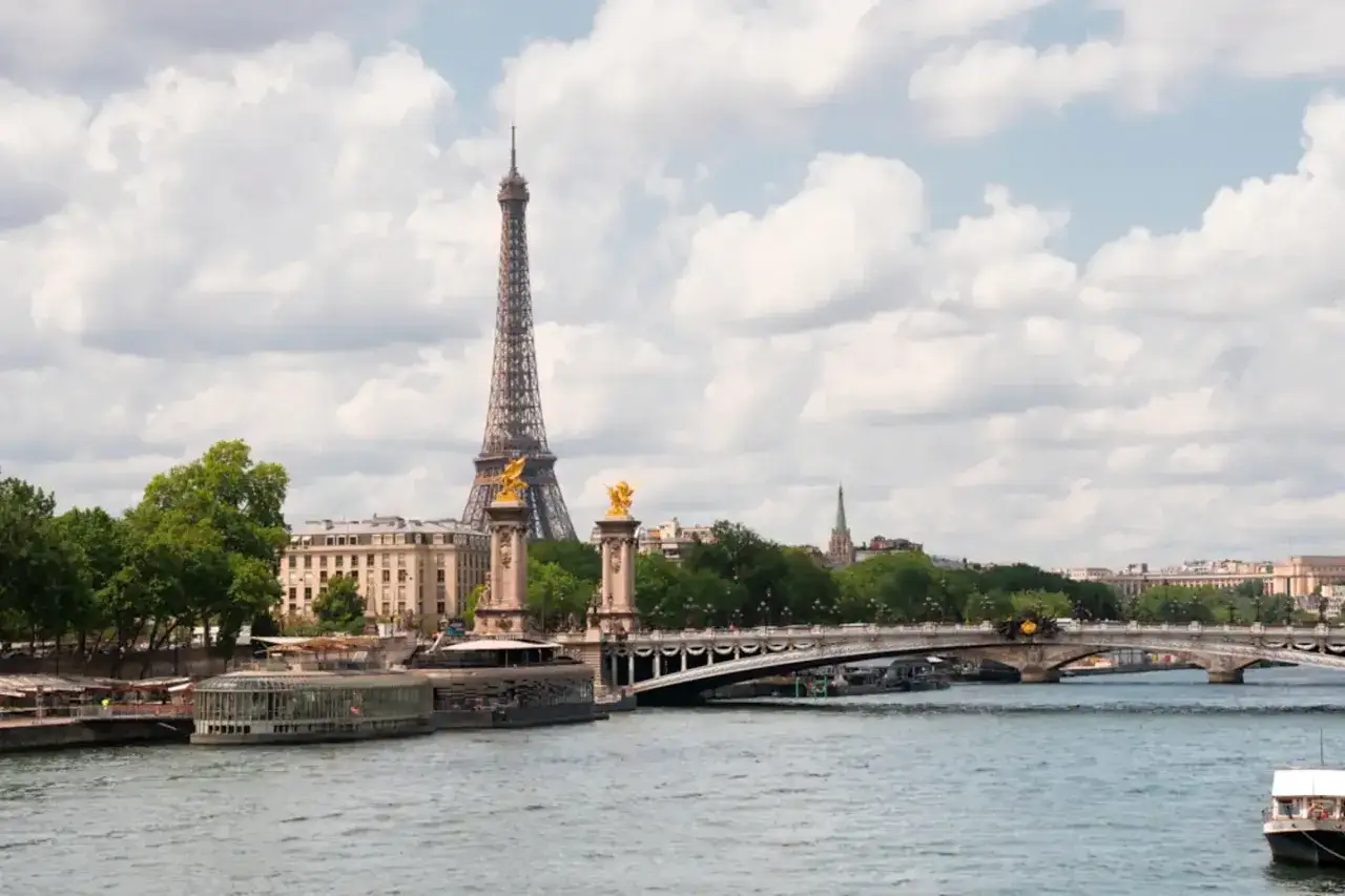 Aktualna godzina w Paryżu – nie przegap ważnych chwil