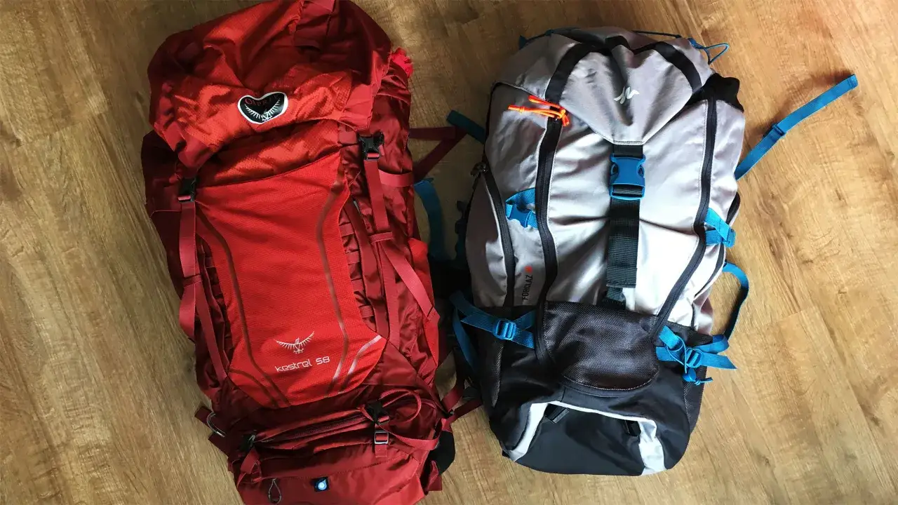 Dwa plecaki turystyczne: czerwony Osprey Kestrel 58 i szaro-czarny Forclaz 50. Jaki plecak w góry wybrać?