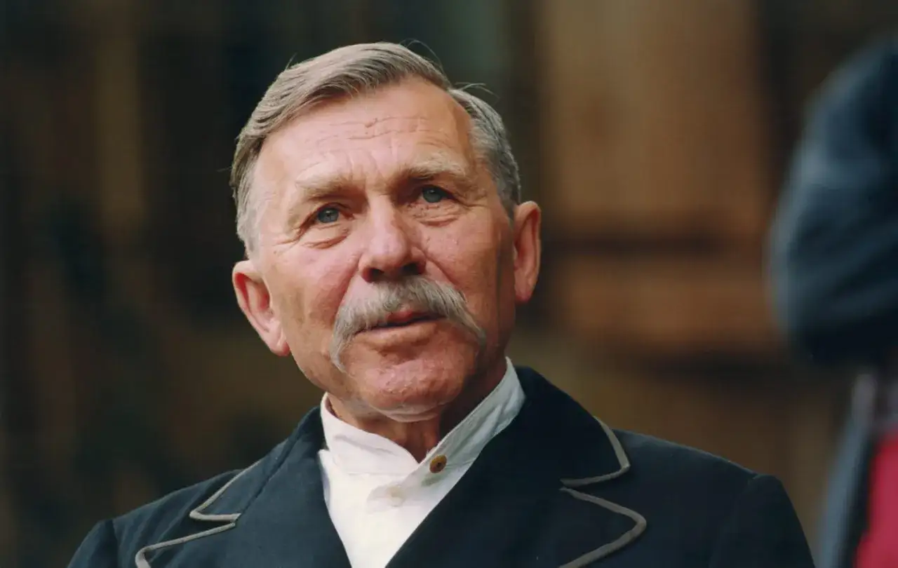 Portret Krzysztofa Siemiona, syna Wojciecha, z charakterystycznym wąsem i w eleganckim stroju.