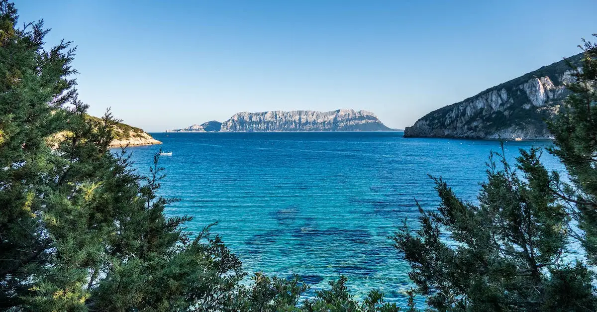  Wczasy na Sardynii - Wakacje 2023 na wyspie pełnej słońca, plaż i smacznej kuchni