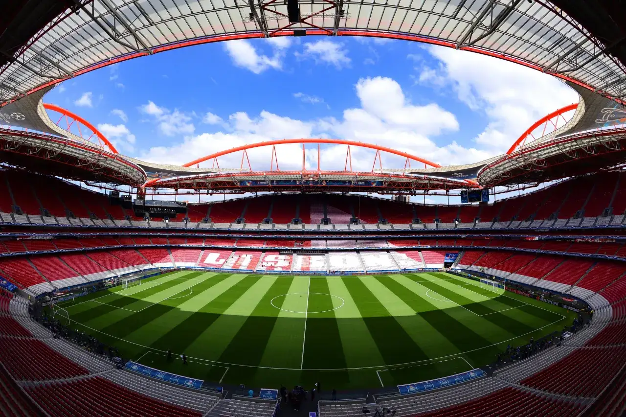 Stadion Estádio da Luz w Lizbonie, gotowy na emocje, kiedy mecze Ligi Mistrzów 2020.