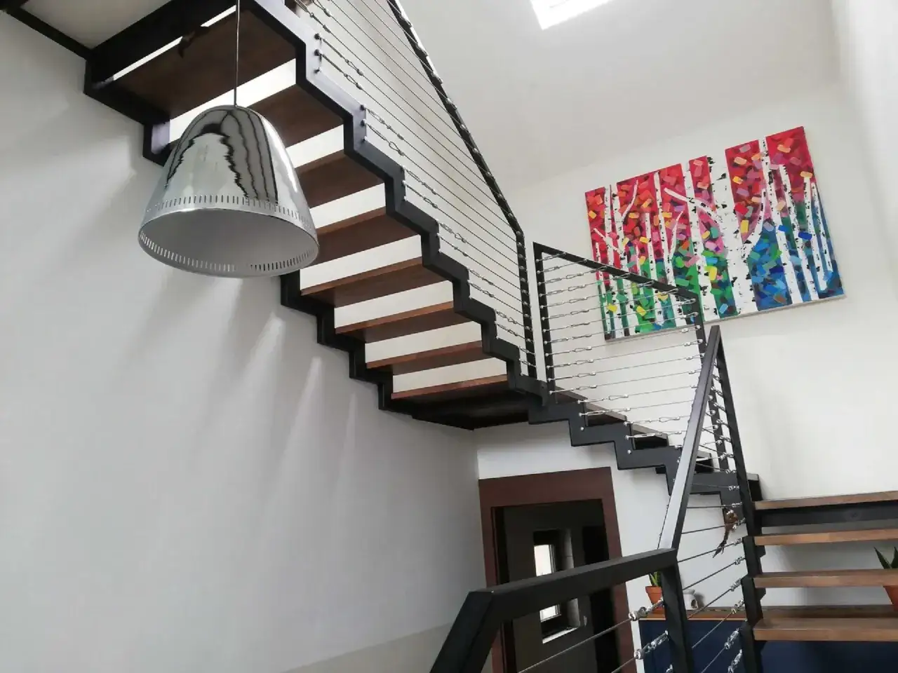 Schody ze spocznikiem: komfort i bezpieczeństwo w Twoim domu