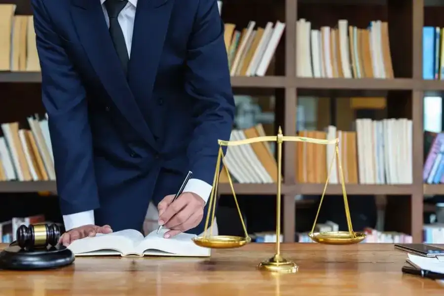 Ile zarabia adwokat w Polsce? Zaskakujące fakty o wynagrodzeniach