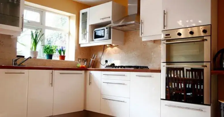 Jak regulować szafki wiszące, aby uniknąć problemów z montażem