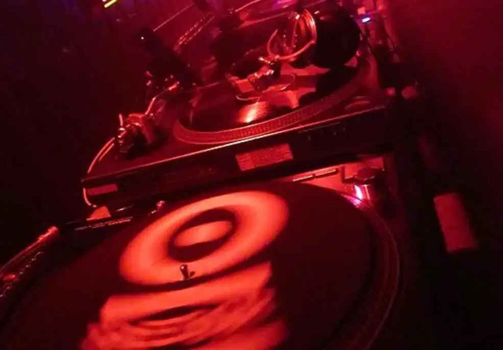 Skąd DJ-e biorą muzykę? Odkryj najlepsze źródła i ich wady