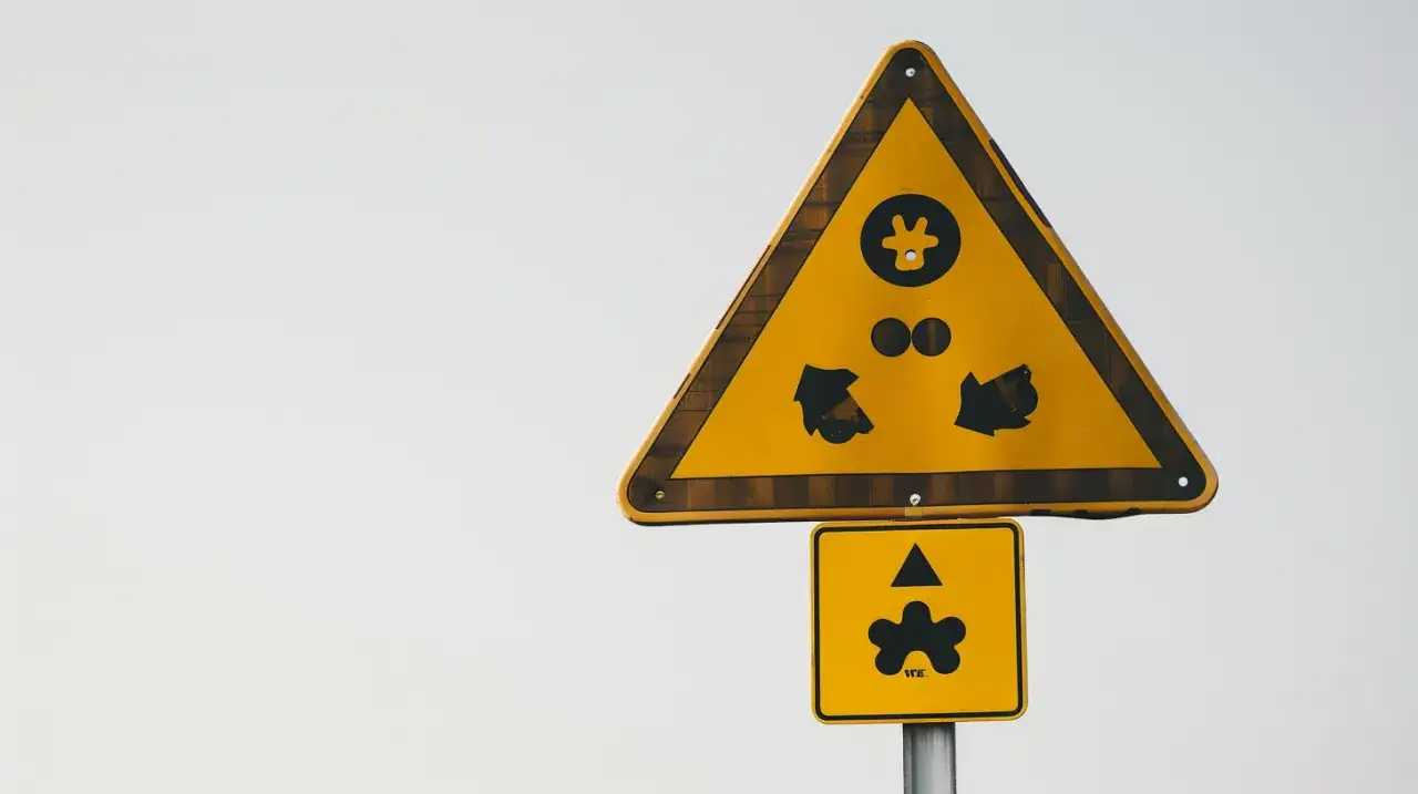 Znak Ostrzegawczy: Jakie są najważniejsze znaki ostrzegawcze?