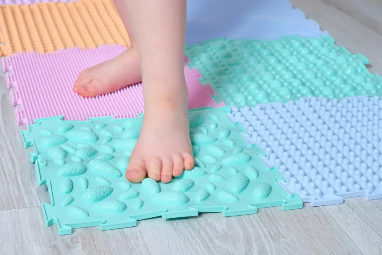 Jak zachęcić dziecko do zabawy stopami i wspierać jego rozwój?