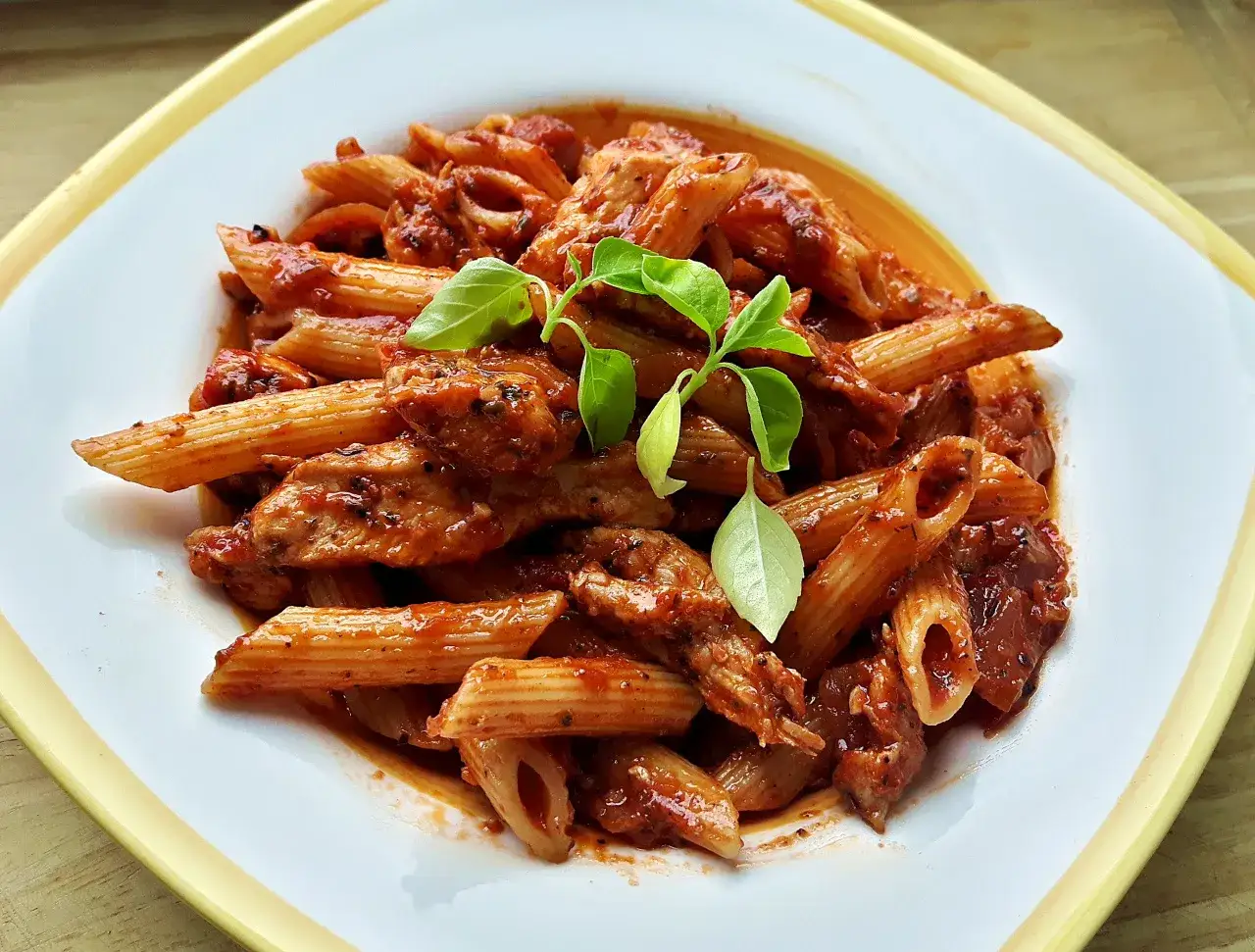 Pyszny makaron penne z kurczakiem i pomidorami w 30 minut