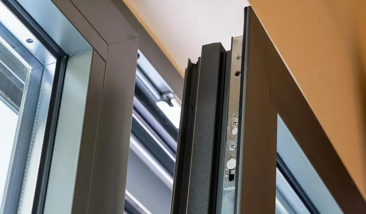 Jakie okucia do okien wybrać? Rodzaje, cechy i producenci