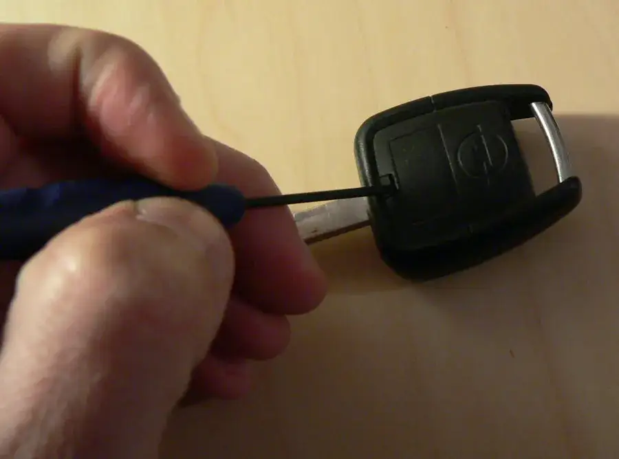Jak szybko i łatwo rozebrać kluczyk do Opla Astry J - kompletna instrukcja