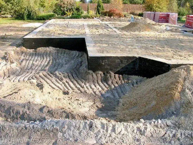 Jak wybrać odpowiedni piasek na fundamenty? Poradnik