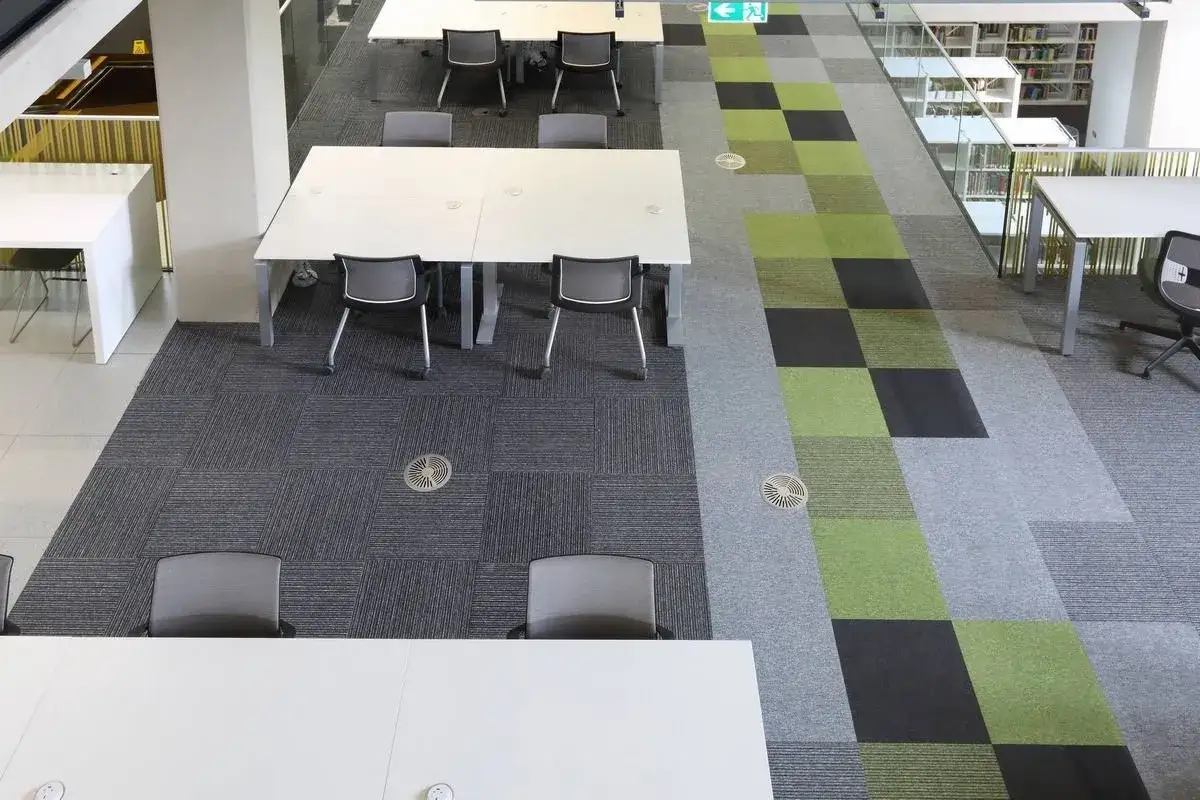 Wykładzina biurowa w kostkach: zalety, rodzaje i zastosowanie
