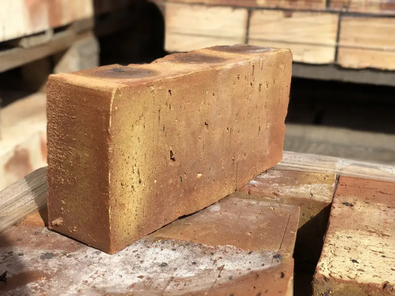 Z czego robi się cegły i jakie są ich kluczowe właściwości budowlane