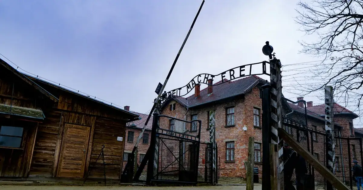 Jak wygląda zwiedzanie Auschwitz? Kluczowe informacje i porady