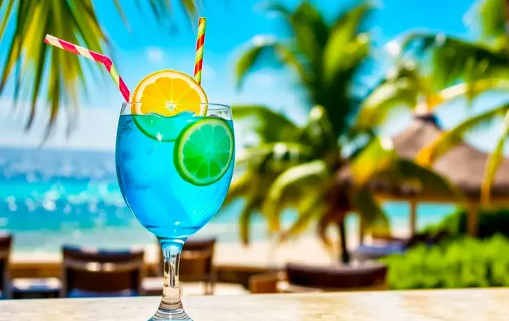 Orzeźwiający drink z blue curacao i sokiem jabłkowym na lato