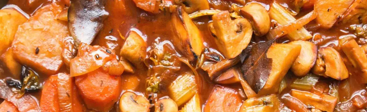 Sos pieczeniowy z resztek: zamień "złoto" w pyszny dodatek!