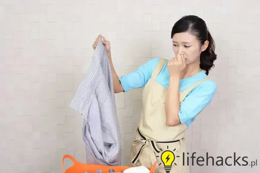 Stęchlizna z ubrań? Pozbądź się jej raz na zawsze! Sprawdzone triki