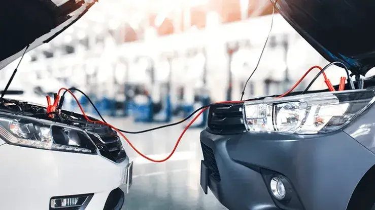 Jak odpalić samochód z popychu i uniknąć problemów z akumulatorem