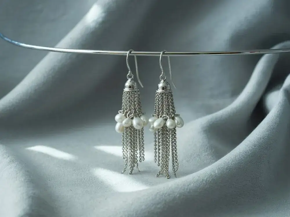 Kolczyki chwosty do czego pasują – stylizacje, które zachwycają