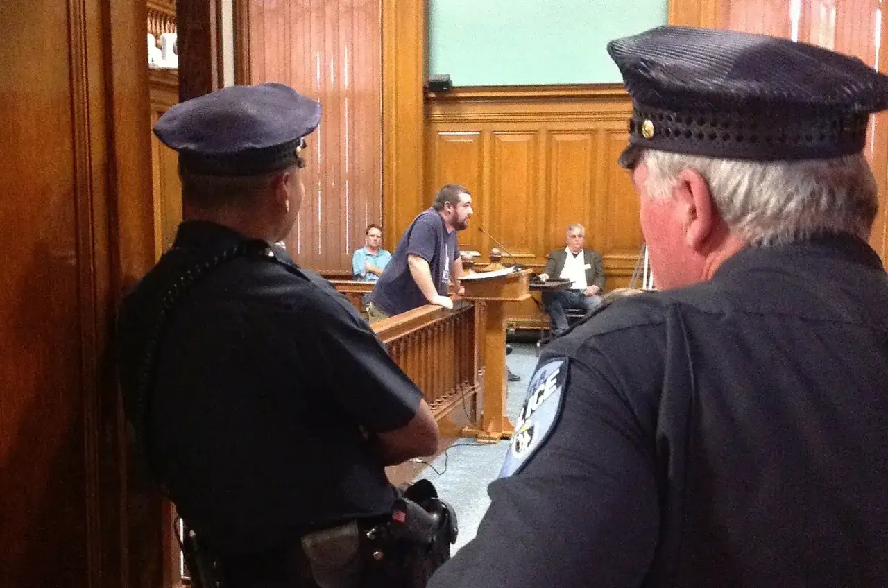 Świadek nie stawił się na rozprawie? Jak uniknąć kar i co dalej?