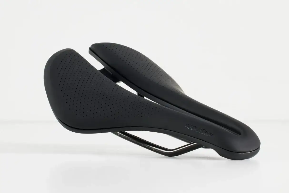 Czarne siodełko rowerowe z perforacją, model Aeolus Elite. Różne rodzaje mocowań siodełek rowerowych wpływają na komfort jazdy.