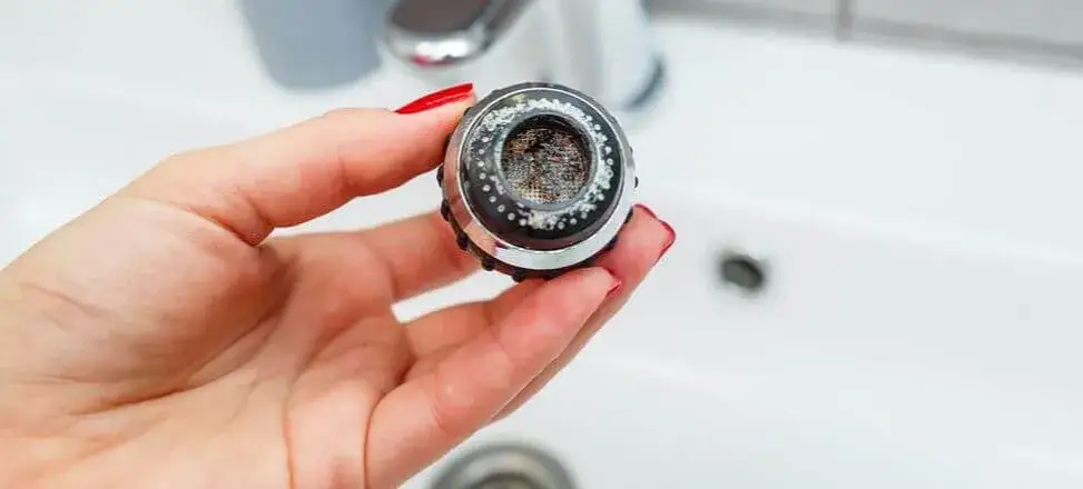 Twarda woda w kranie? Zrozum chemię i pozbądź się problemu!