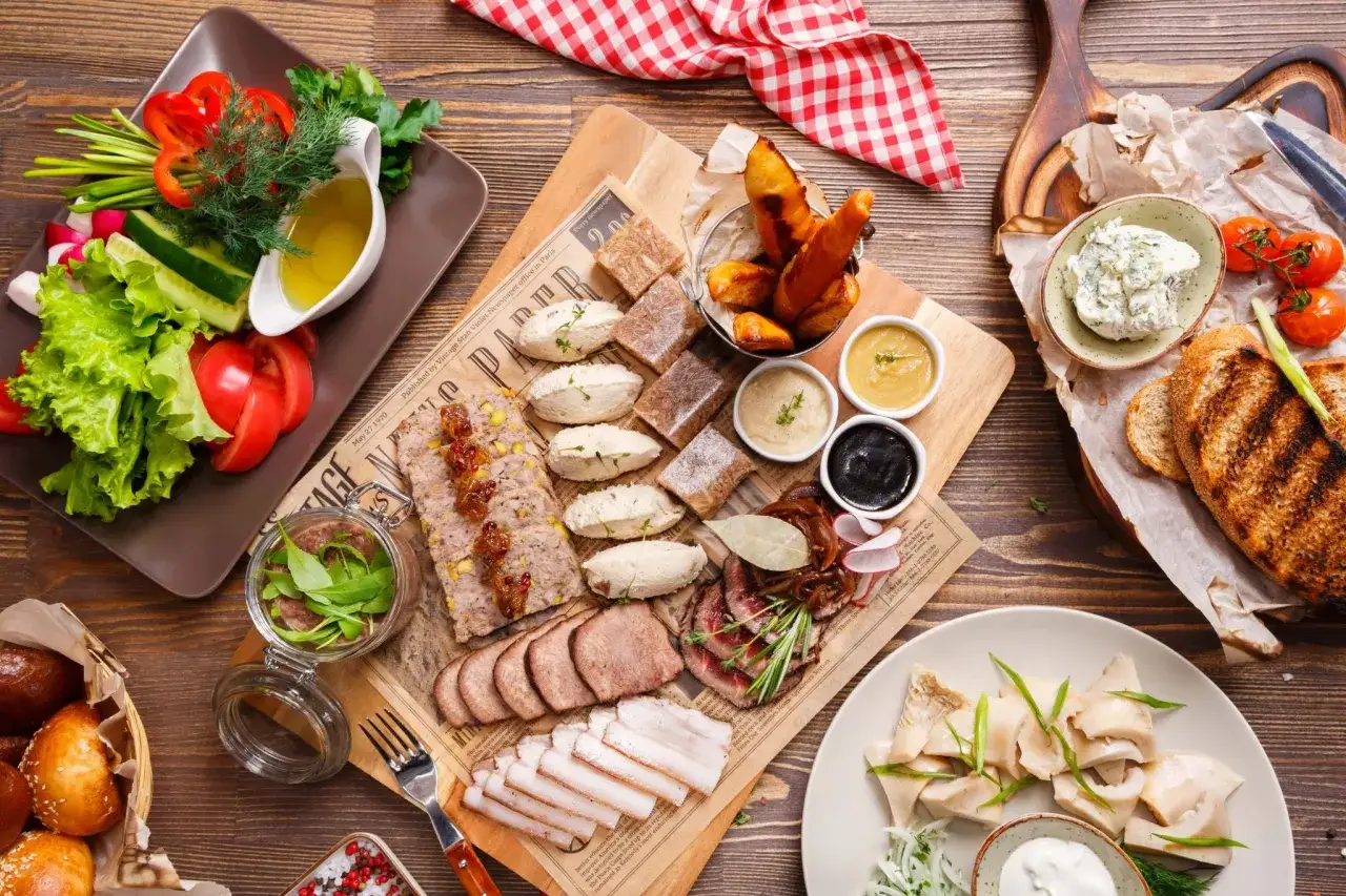 Goście wpadli? Szybkie pomysły czym poczęstować, bez stresu!