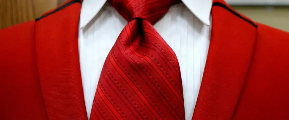 Jaką bluzkę do czerwonego garnituru wybrać, aby zachwycić?