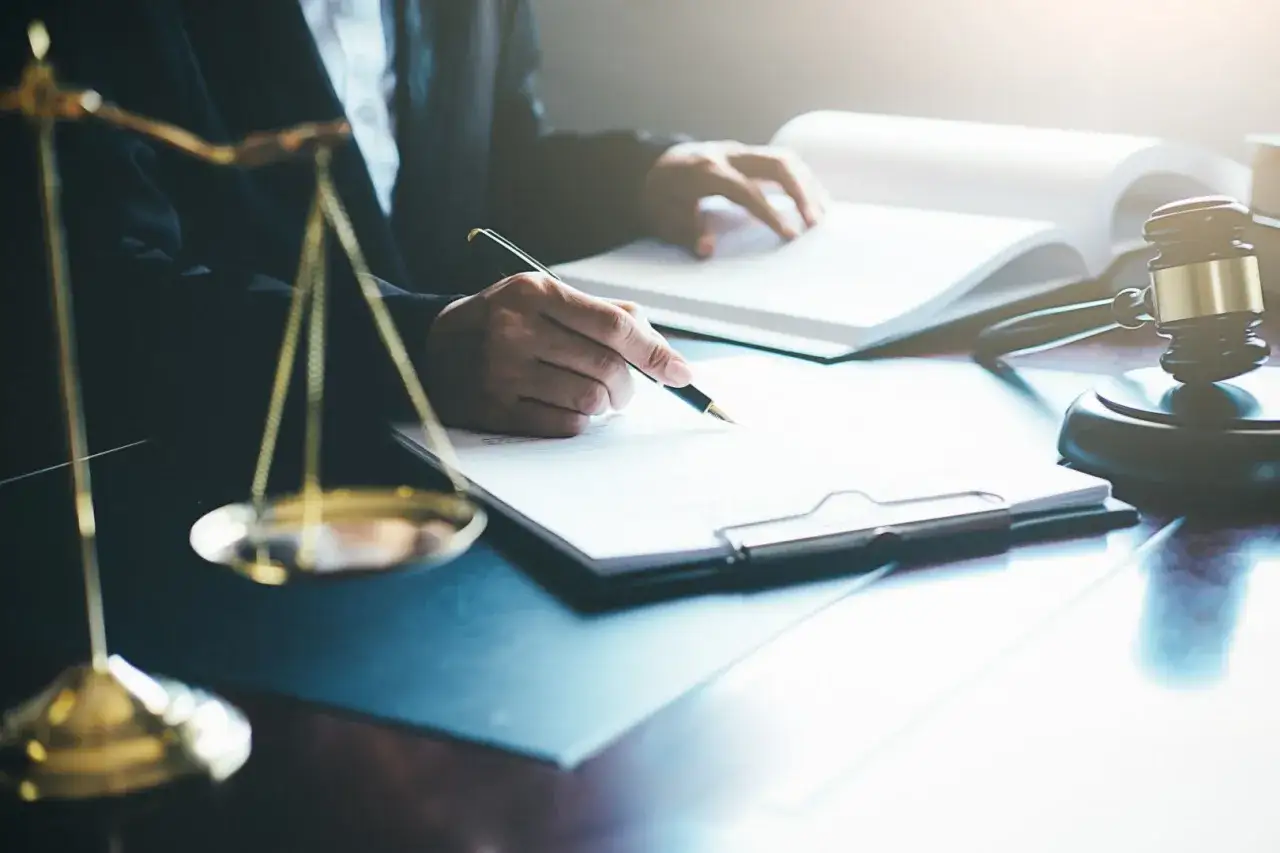 Czym zajmuje się radca prawny? Poznaj jego kluczowe obowiązki