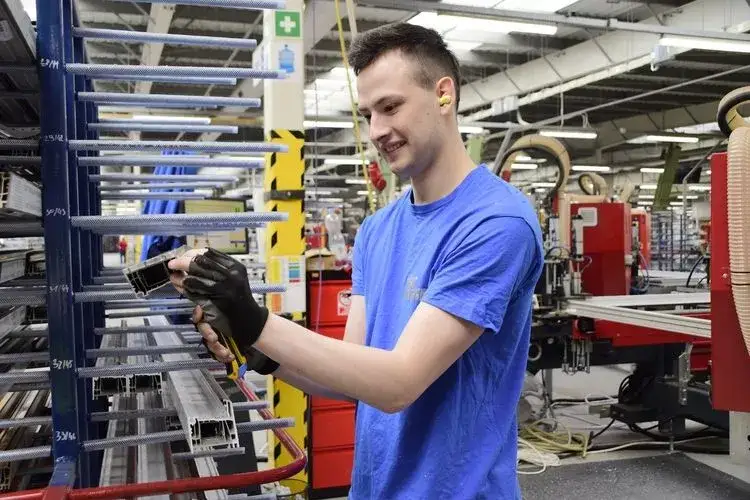 Praca w Eko Oknach: prawdziwe opinie pracowników o zarobkach i warunkach