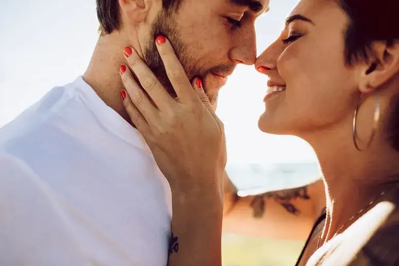 Co to jest namiętność w związku i jak wpływa na relacje?