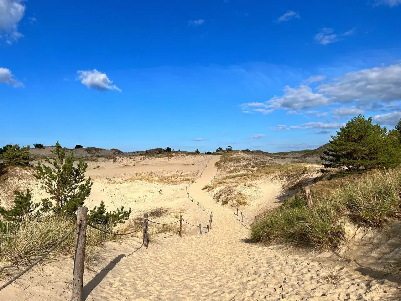 Ścieżka przez wydmy prowadzi do Łeby. Jak dojechać z Gdańska do Łeby? To proste, wystarczy podążać za widokiem!