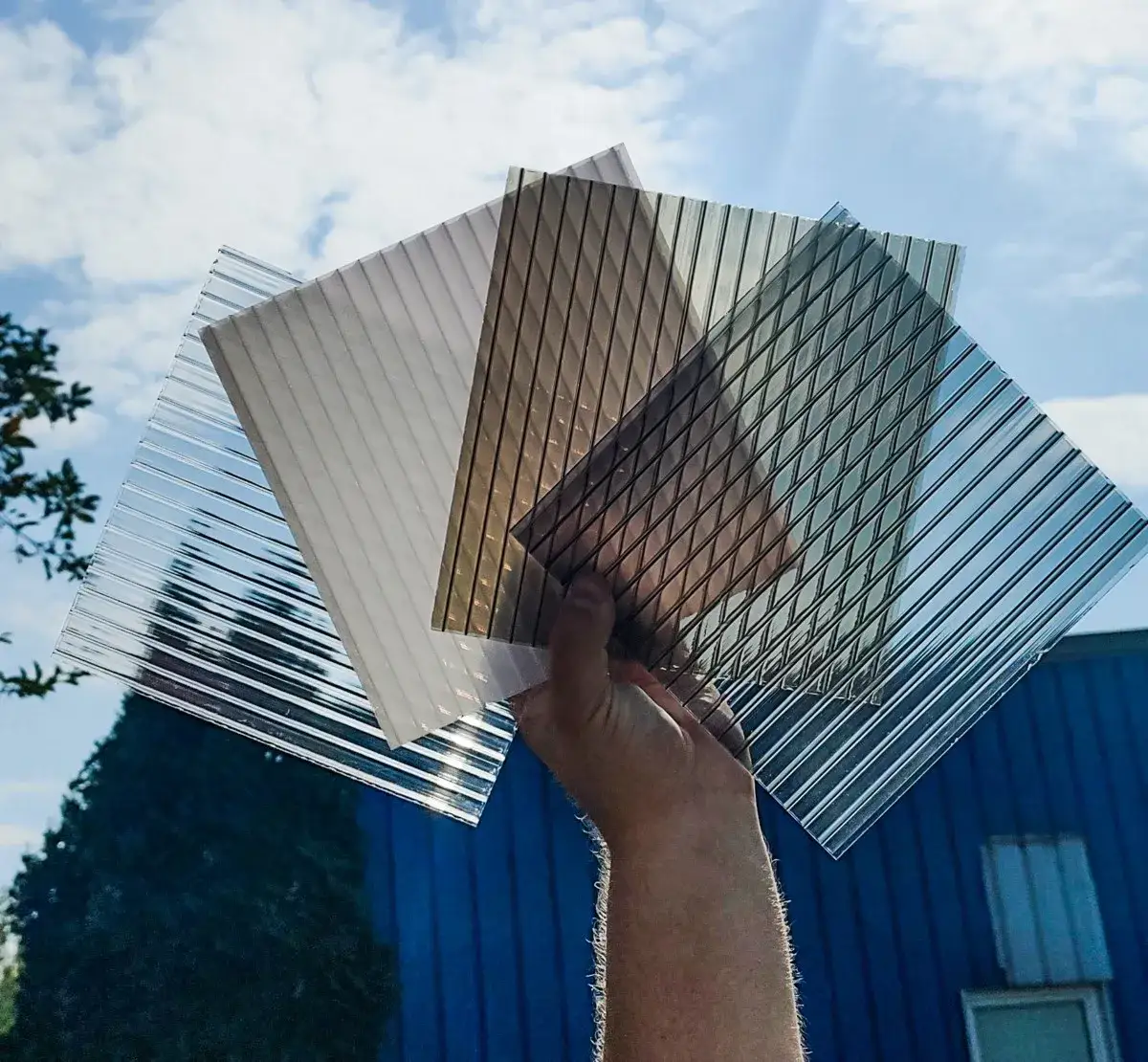 Poliwęglan mleczny czy przezroczysty – który wybór zapewni komfort?