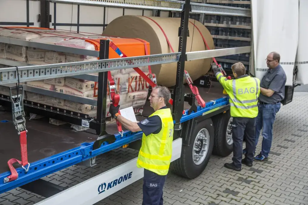 Kto odpowiada za zabezpieczenie ładunku na naczepie? Ważne obowiązki!
