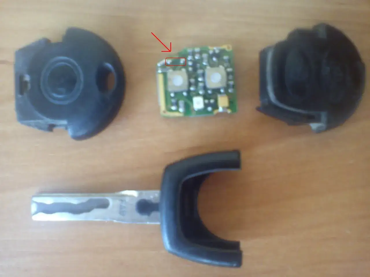 Rozłożony kluczyk samochodowy Skoda Octavia 3: obudowa, płytka drukowana z bateriami i grot kluczyka.