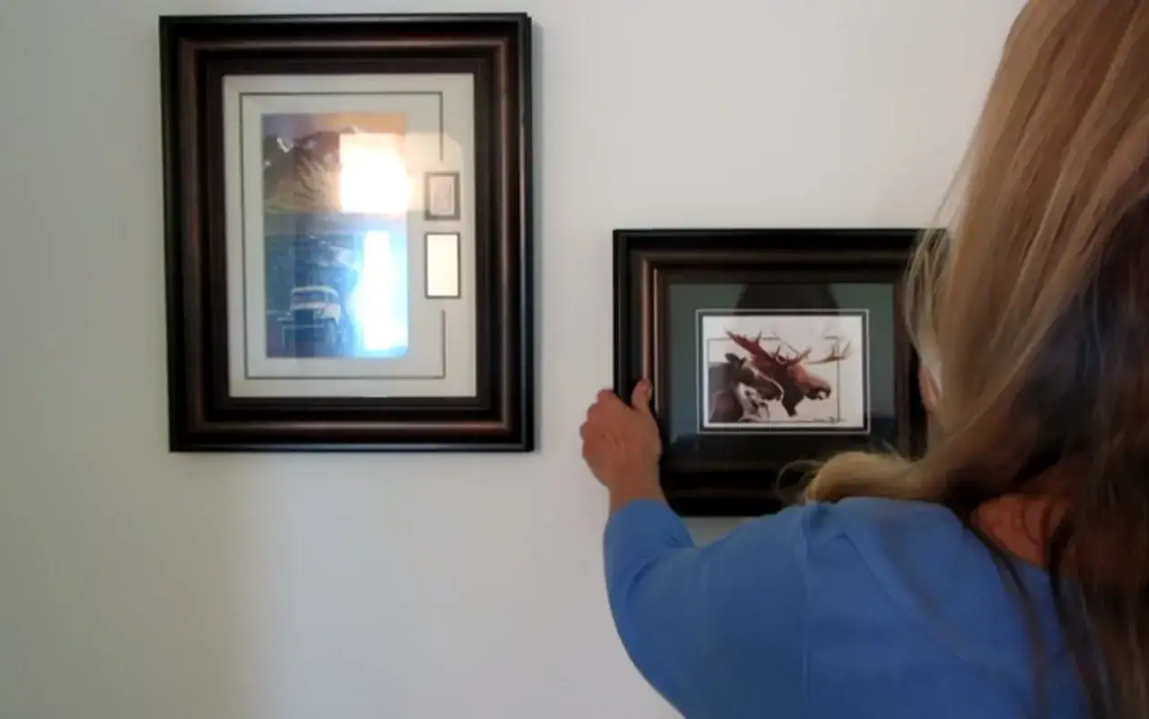 Jak powiesić obrazek bez gwoździ i nie uszkodzić ściany?