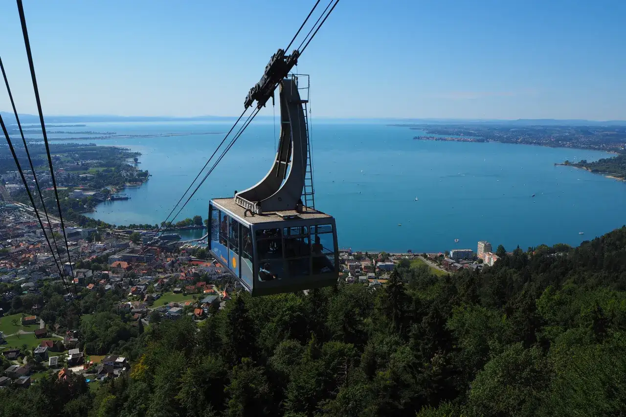 Kolejka linowa nad Jeziorem Bodeńskim, ukazująca jedne z najpiękniejszych miejsc nad jeziorem. Widok na miasto i błękitną wodę.