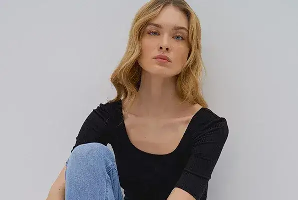 Jaką bluzkę do jasnych jeansów wybrać, by wyglądać stylowo?