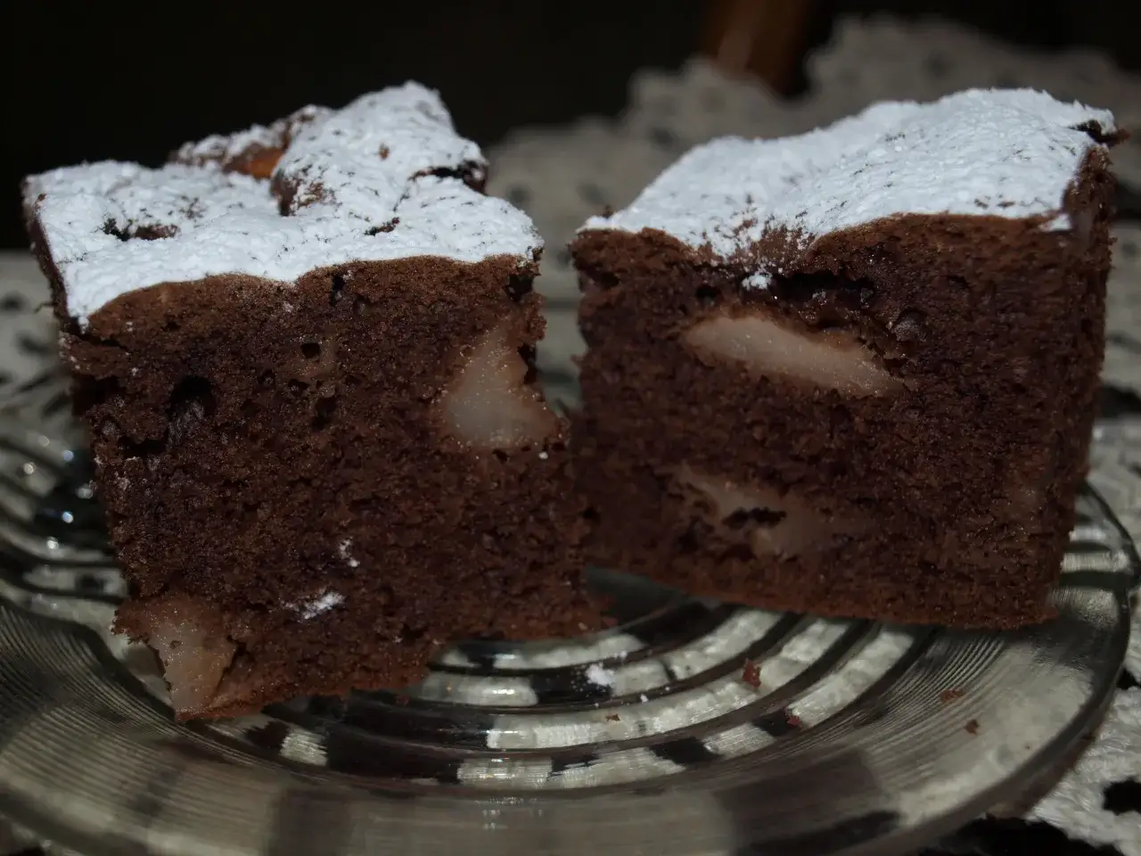 Pyszne ciasto czekoladowe z gruszkami na dużą blachę - przepis