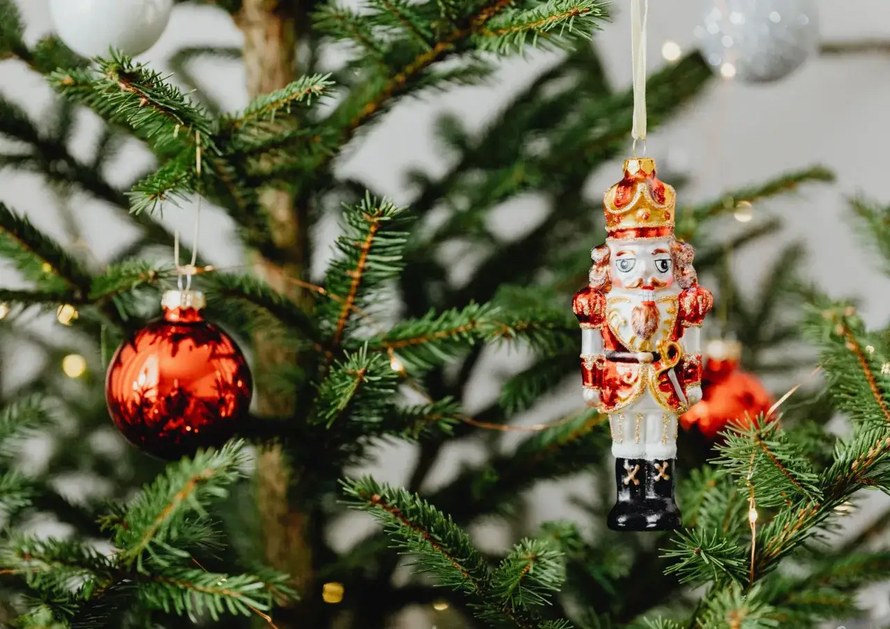 Dziadek do orzechów na choince, czerwone bombki i światełka tworzą magiczną atmosferę świąt Bożego Narodzenia w Karpaczu.
