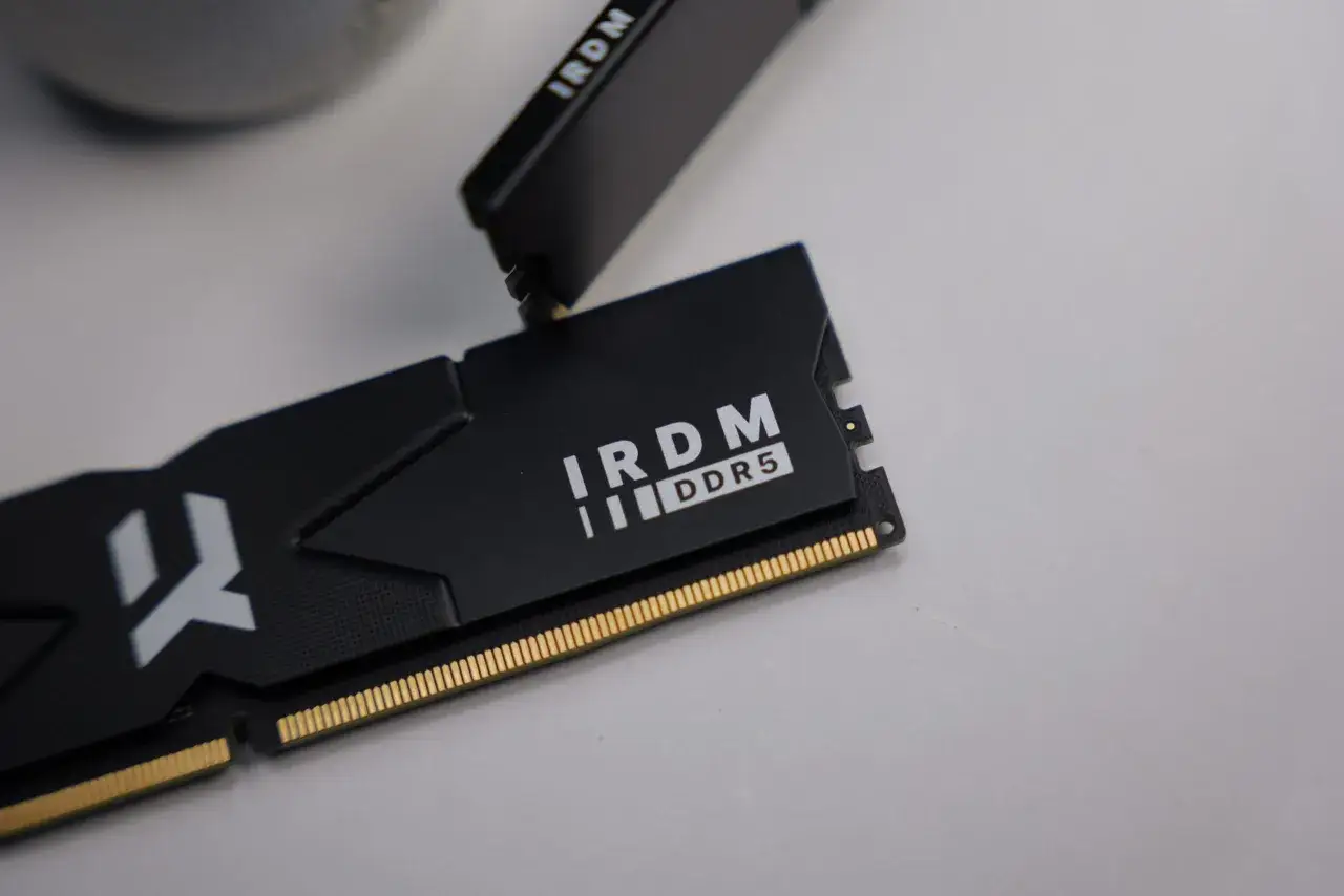 Moduł pamięci IRDM DDR5, gotowy do instalacji. Porównanie DDR4 vs DDR5 w praktyce.