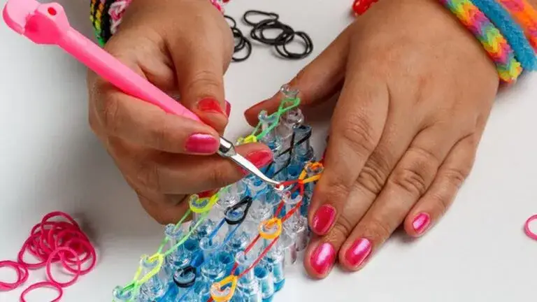Jak zrobić bransoletkę z gumek - proste metody i wskazówki dla każdego