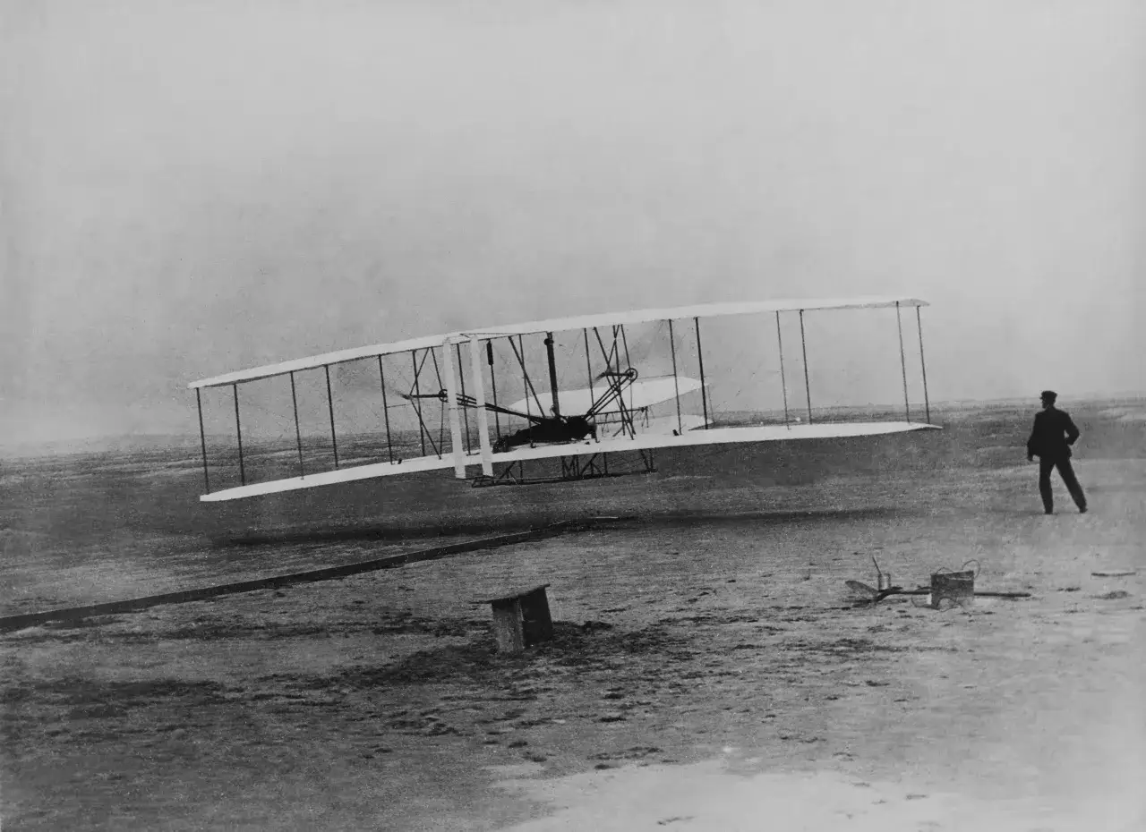 Ile trwał pierwszy lot na świecie? Zaskakująca długość lotu!